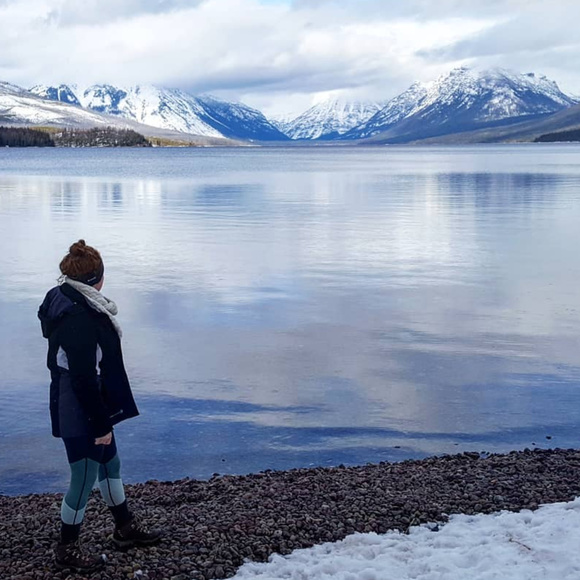 Meet your Posher, Meghan🌻 - Picture 4 of 5